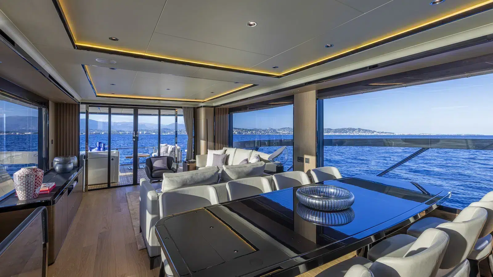 ABSOLUTE-NAVETTA-75-main-deck