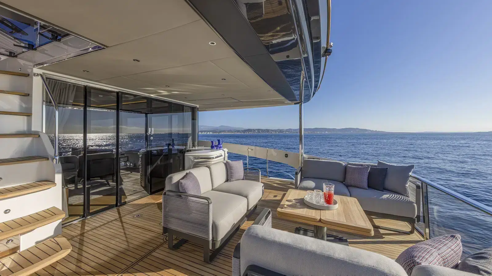 ABSOLUTE-NAVETTA-75-stern-terrace