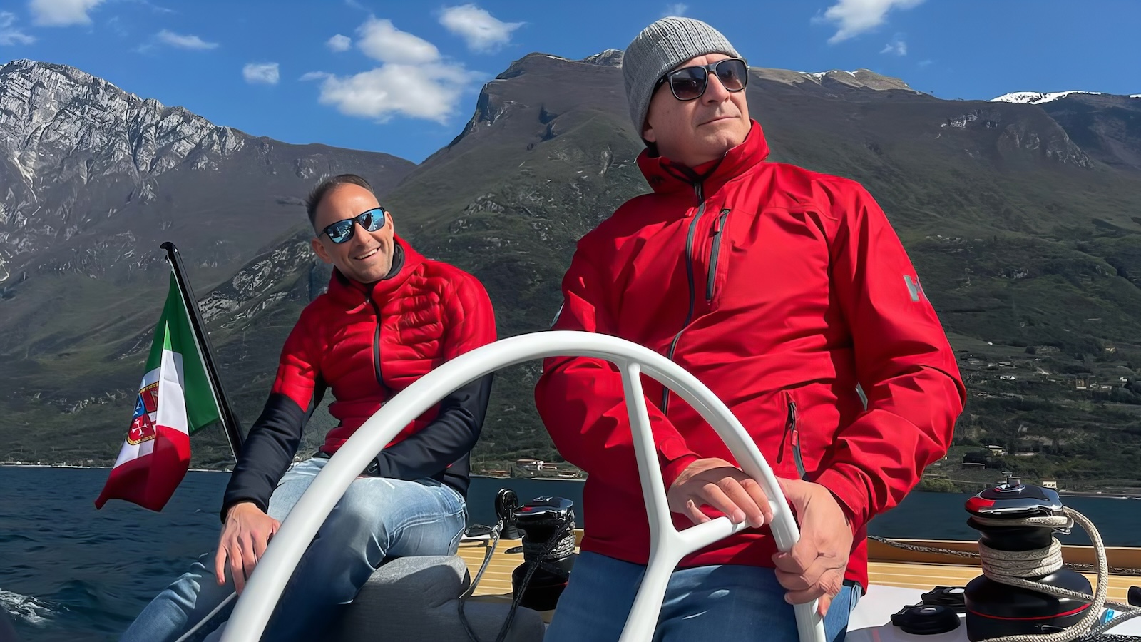 Giornalista che prova una barca a vela