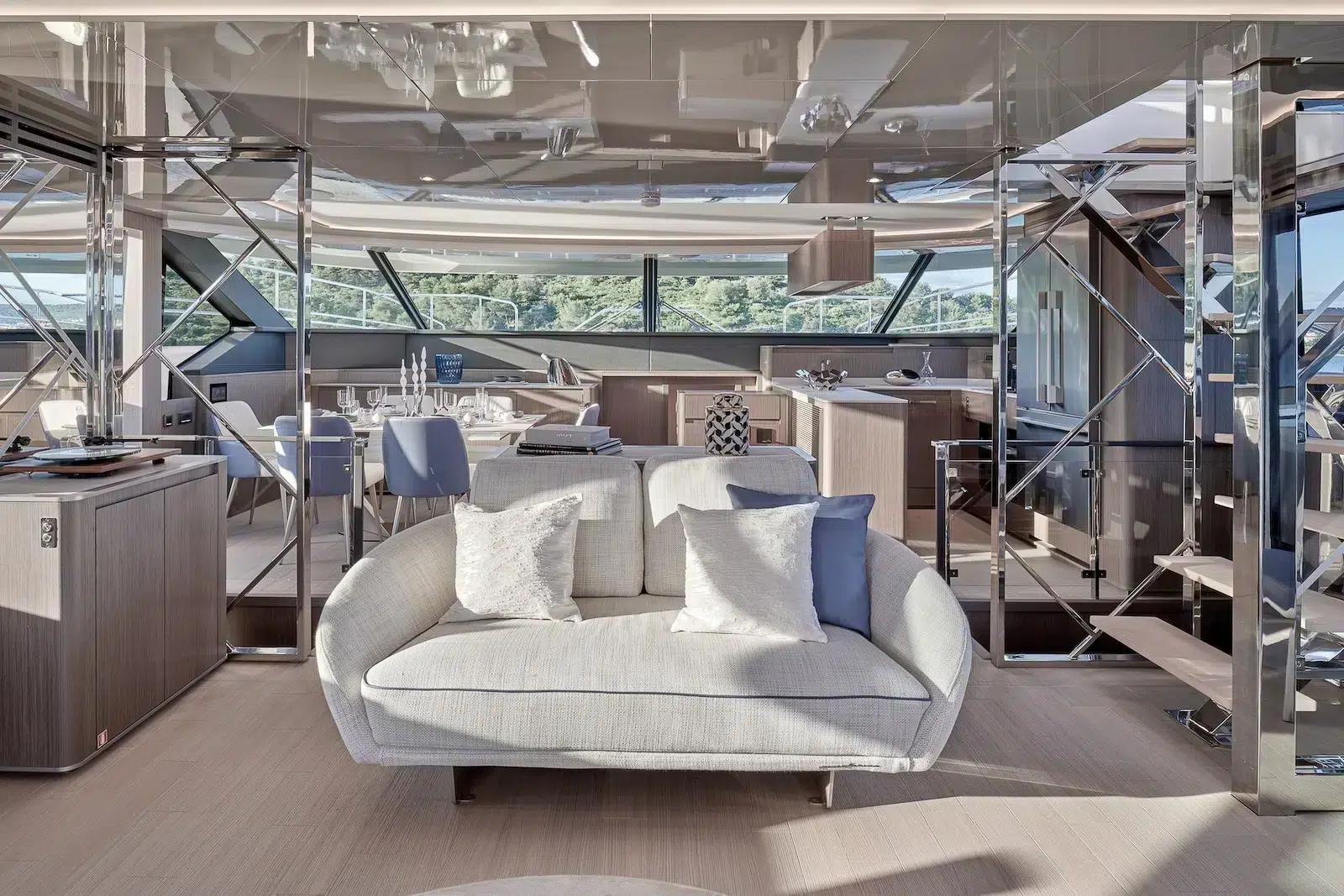 PRESTIGE-M8-main-deck-sofa-1