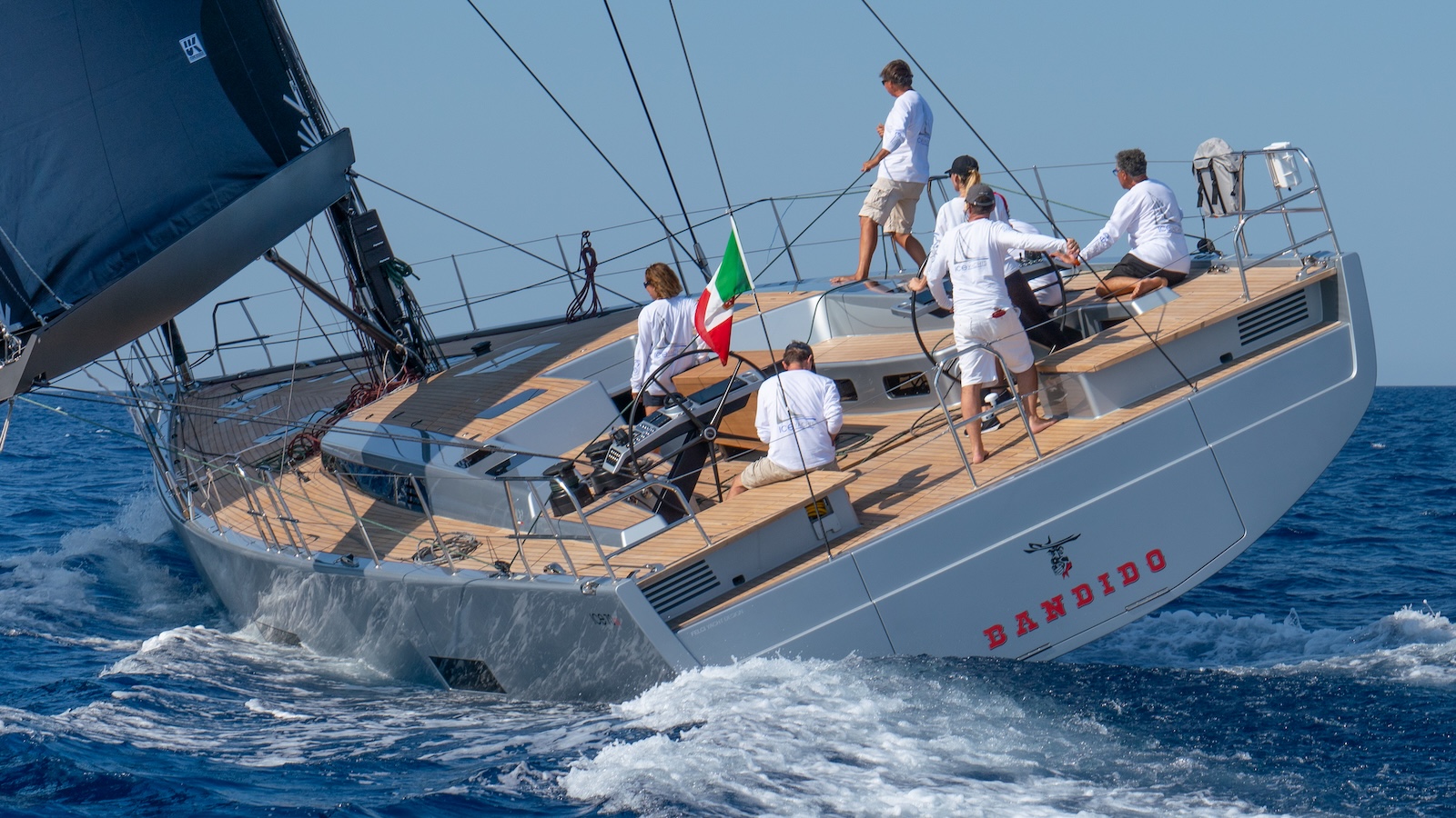 Yacht a vela - recensione dell'imbarcazione in poppa